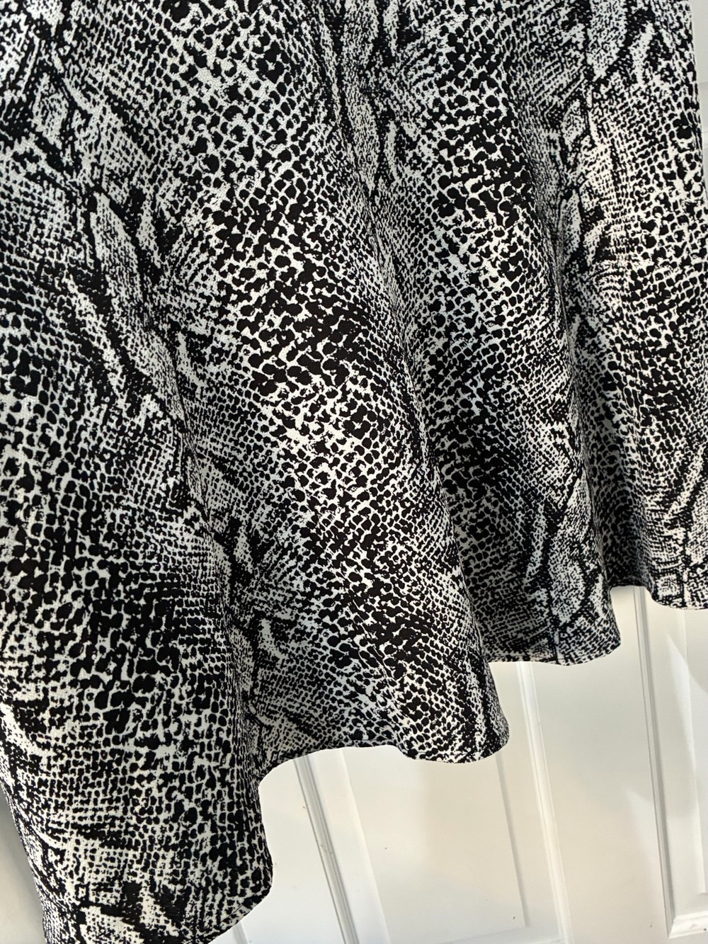 NWT Black and White Snakeskin Print Ruffle Sleeve Dress, XXL - Picture 5 of 8